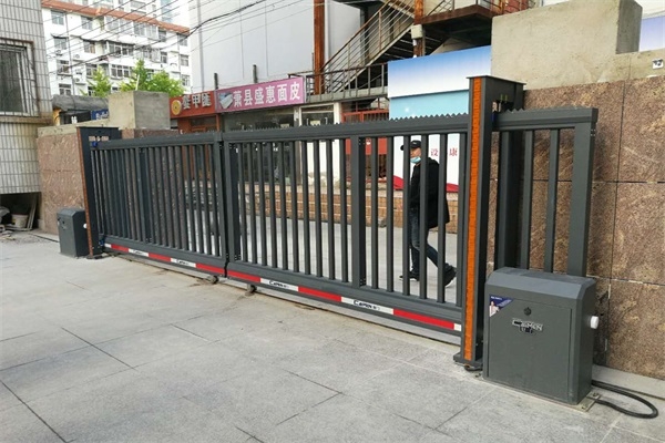 徐州淮海农商银行总行选择徐州国产午夜免费啪视频观APP科技有限公司对开直线门产品